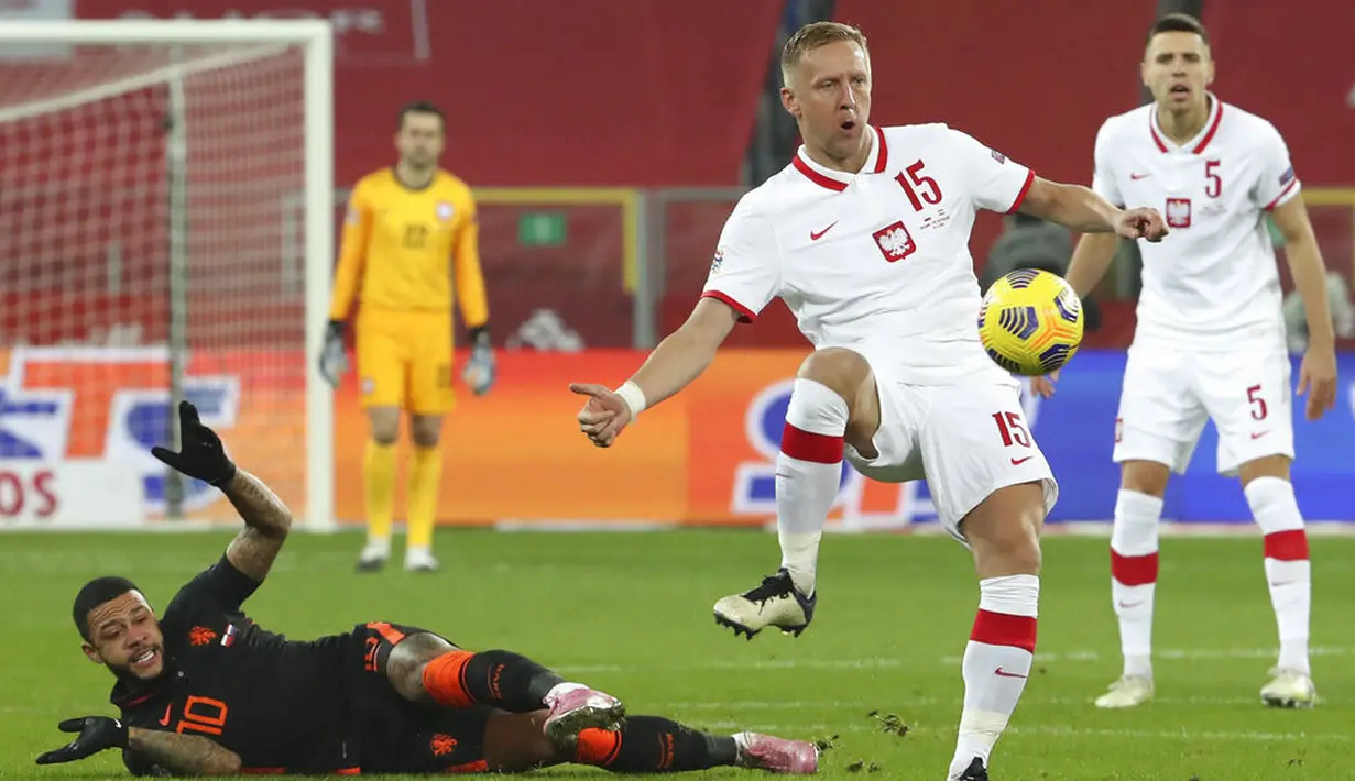 Pemain Polandia, Kamil Glik, menendang bola saat melawan Belanda pada laga UEFA Nations League di Stadion Silesian, Kamis (19/11/2020). Belanda menang dengan skor 2-1. (AP/Czarek Sokolowski)