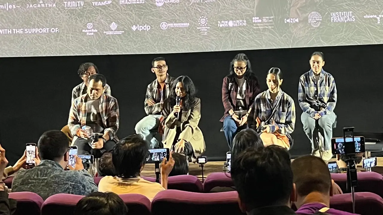 Kamila Andini, memegang mic dalam press conference trailer & trailer Empat Musim Pertiwi yang diselenggarakan di kawasan Jakarta pada (8/9/2026). (Liputan6.com/Afradhiya N. R)