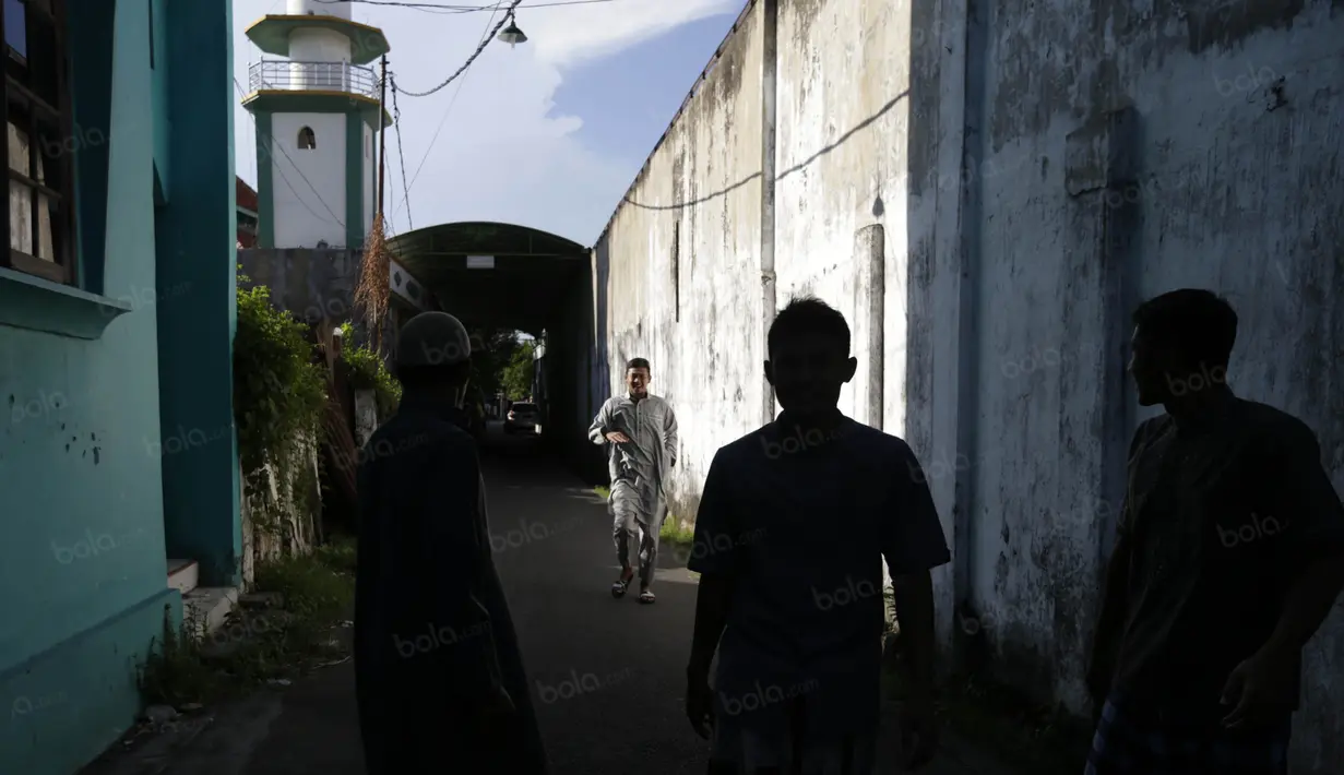 Muhamad Natsir (2kiri) ditunggu rekan-rekannya usai salat berjamaah di Masjid Nurul Huda, Sidoarjo, Sabtu (11/6/2016). (Bola.com/Nicklas Hanoatubun)