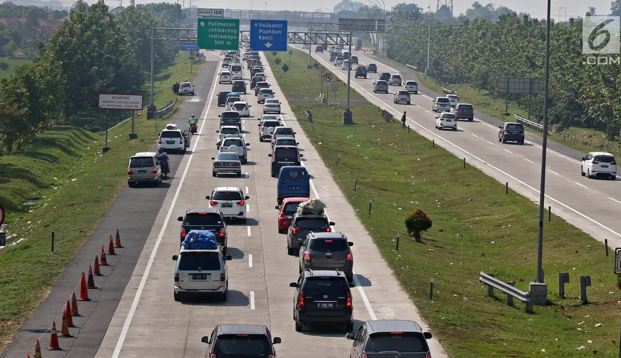 Kendaraan melintas di ruas tol yg diberlakukan satu arah atau one way di Tol Cipali, Cirebon, Jawa Barat, Sabtu (1/6/2019). Sistem satu arah di Tol Trans Jawa dimulai dari Cikampek hingga Brebes Barat. (Liputan6.com/Herman Zakharia)