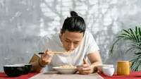 Ilustrasi makan mi instan. (Foto oleh MART  PRODUCTION: https://www.pexels.com/id-id/foto/makanan-makan-malam-makan-makan-siang-8108167/)