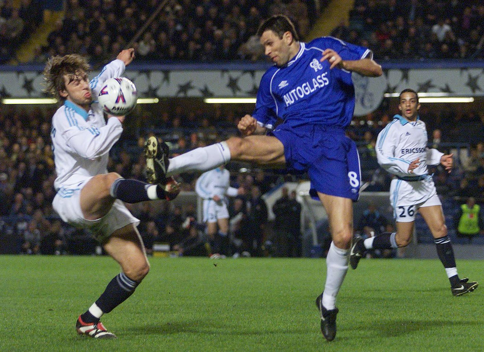 Gustavo Poyet menentukan kemenangan Chelsea atas Real Madrid pada Piala Super Eropa 1998. (AFP/Gerry Penny)