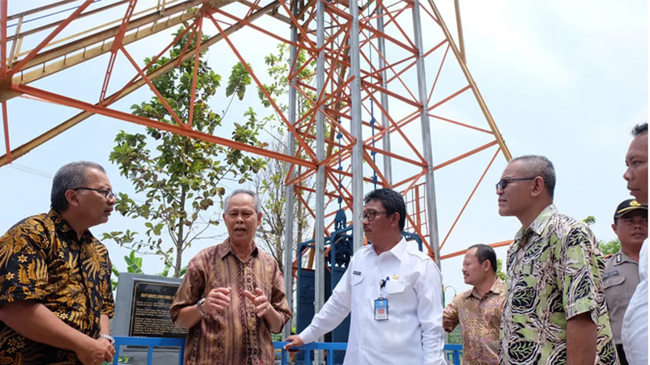 Pensiunan Tambang Emas Cikotok (dua dari kiri) Menjelaskan Menara Derek Kepada Sekda Kabupaten Lebak (dua dari kanan)