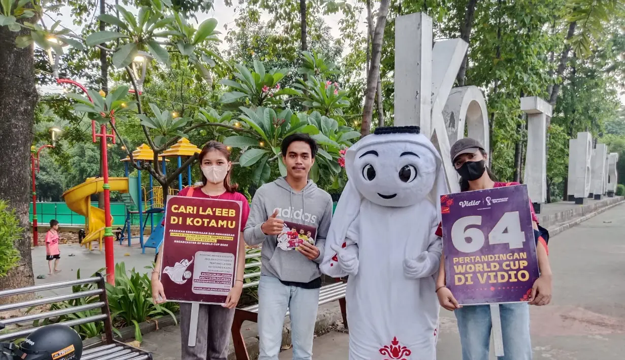 Maskot Piala Dunia 2022, La'eeb berfoto bersama warga saat mengunjungi Hutan Kota Patriot, Bekasi, Jumat (4/11/2022). Setelah Jakarta dan Makassar (4 – 6 November 2022), La'eeb akan menyambangi Medan dan Yogyakarta (11 – 13 November 2022), kemudian berakhir secara simultan di kota Jakarta, Bandung dan Surabaya pada 18 – 20 November 2022. (Dok. SCM)
