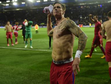 Striker Atletico Madrid, Fernando Torres, merayakan kemenangan atas Leicester pada laga leg kedua Liga Champions di Stadion King Power, Inggris, Selasa (18/4/2017). Meski imbang 1-1, Atletico lolos ke semifinal dengan agregat 2-1. (AFP/Miguel Riopa)