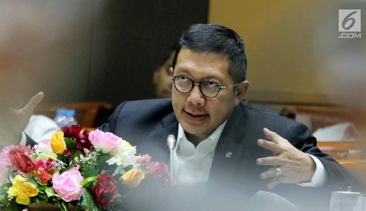 Menteri Agama Lukman Hakim Saifuddin tertawa saat mengikuti Rapat Kerja dengan Komisi VIII DPR terkait evaluasi laporan penyelenggaran haji 2018 di Gedung Nusantara II, Kompleks Parlemen Senayan. Jakarta, Senin (26/11). (Liputan6.com/Johan Tallo)