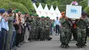 Empat jenazah korban pesawat AirAsia QZ8501 saat akan diterbangkan ke Surabaya dari Lanud Iskandar, Kamis (1/1/2015). (Liputan6.com/Herman Zakharia)