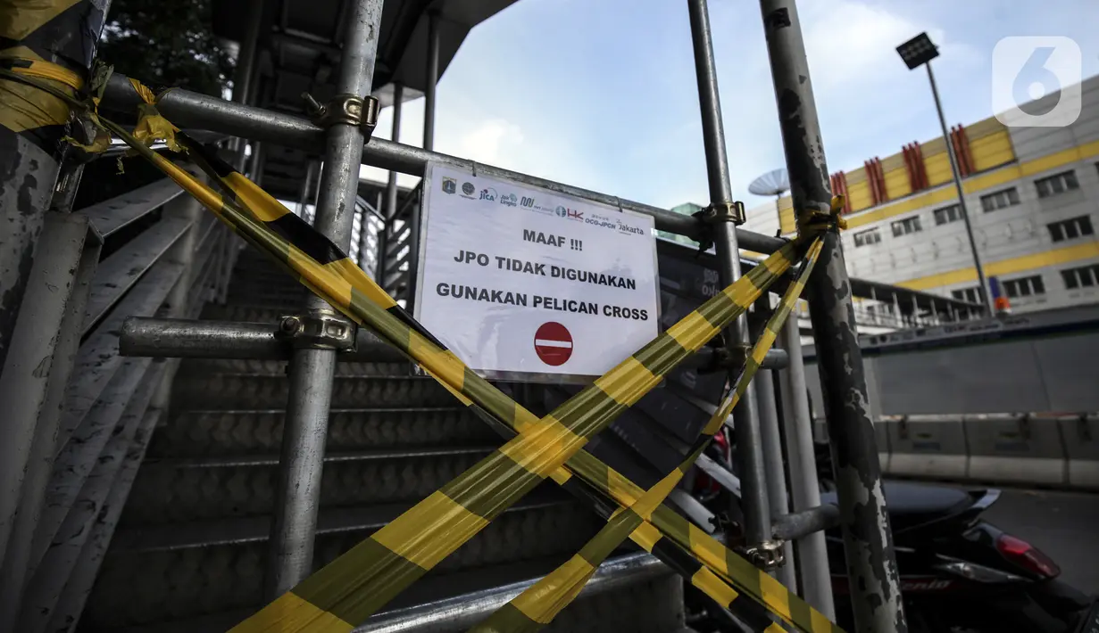 Penutupan Jembatan Penyeberangan Orang (JPO) di kawasan Glodok, Jakarta, Sabtu (22/1/2022). Halte Glodok baru merupakan halte lama yang terdampak proyek pembangunan MRT Fase II. (Liputan6.com/Johan Tallo)