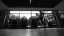 Seorang atlet wushu asal Prancis sedang berlatih sebelum bertanding pada Kejuaraan Dunia Wushu 2015 di Istora, Senayan, Jakarta, Selasa (17/11/2015). (Bola.com/Nicklas Hanoatubun)