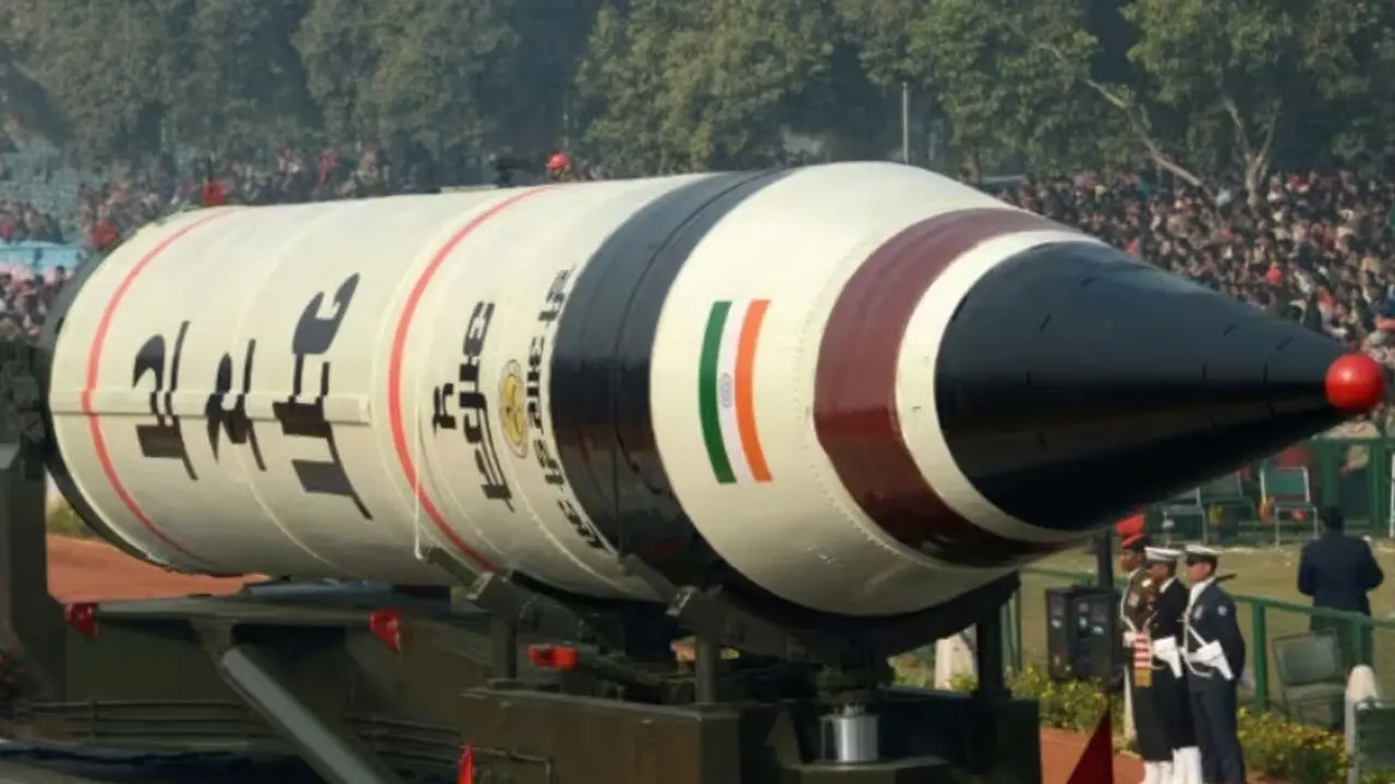 Rudal Agni-5 ditampilkan saat latihan pada tahun 2013 untuk parade Hari Republik di New Delhi, India.