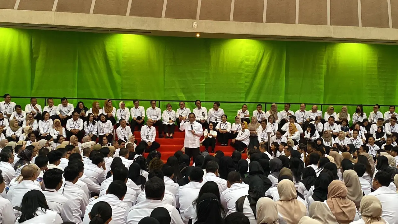 Bakal calon gubernur Jakarta, Pramono Anung menangis terharu saat acara perpisahan dengan para pegawai Sekretariat Kabinet (Setkab) di Gedung Krida Bhakti Jakarta, Jumat (20/9/2024).