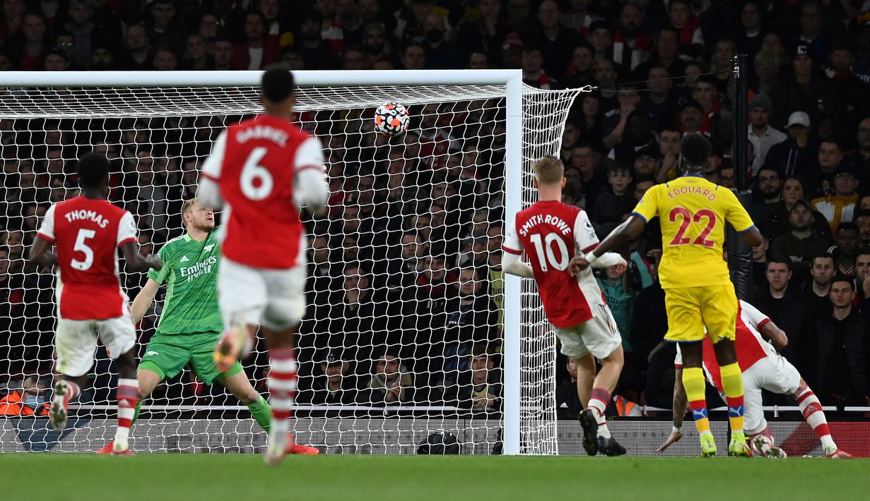 Crystal Palace akhirnya unggul 2-1 pada menit ke-73. Serangan balik The Eagles dituntaskan dengan sepakan Odsonne Edouard (kanan) yang gagal dihalau Aaron Ramsdale. (AFP/Glyn Kirk)