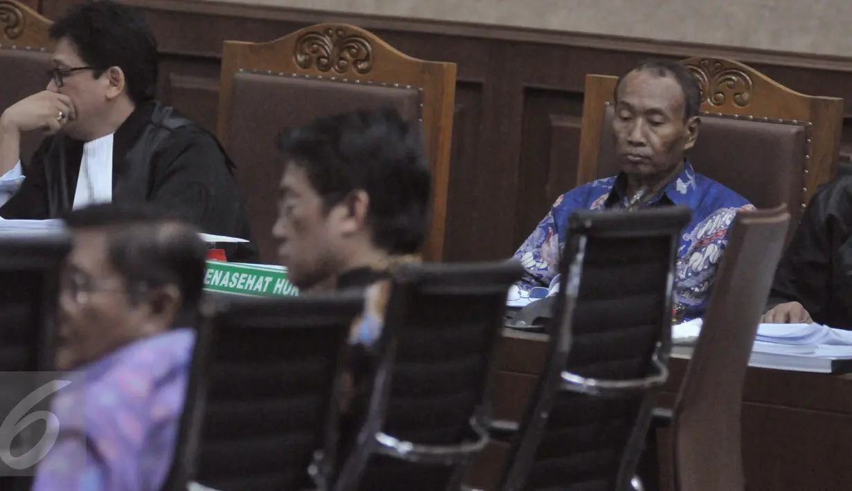 Tim penasehat hukum menyimak jalannya sidang lanjutan kasus korupsi pengadaan e-KTP di pengadilan Tipikor, Jakarta (10/4). Sidang kali ini masih beragendakan pemeriksaan saksi. (Liputan6.com/Helmi Afandi)