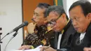 Terdakwa Bupati nonaktif Tapanuli Tengah Raja Bonaran Situmeang (kiri) menyimak penjelasan saksi saat mengikuti sidang di Pengadilan Tipikor, Jakarta, Senin (30/3/2015). (Liputan6.com/Herman Zakharia)