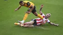 Pemain Sheffield United, Oliver McBurnie berusaha merebut bola dari pemain Wolverhampton Wanderers, Fernando Marcal pada pertandingan Liga Inggris di stadion Bramall Lane, Inggris, Senin, (14/9/2020). Wolves menang 2-0 atas Sheffield United. (Laurence Griffiths/Pool via AP)