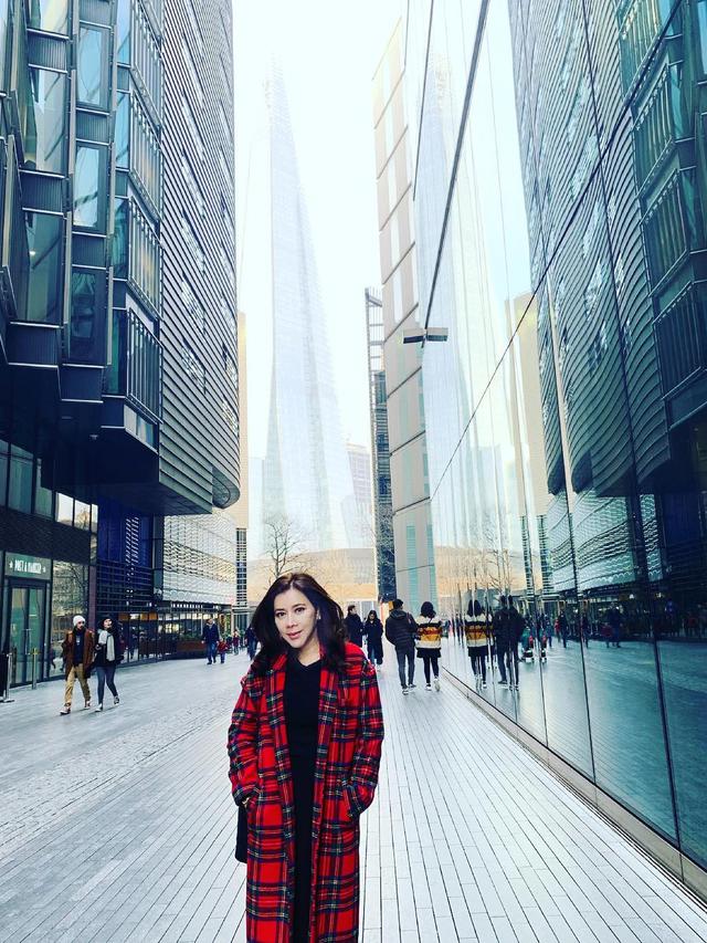 7 Potret Nurbaeny Janah, Asisten Hotman Paris Saat Liburan