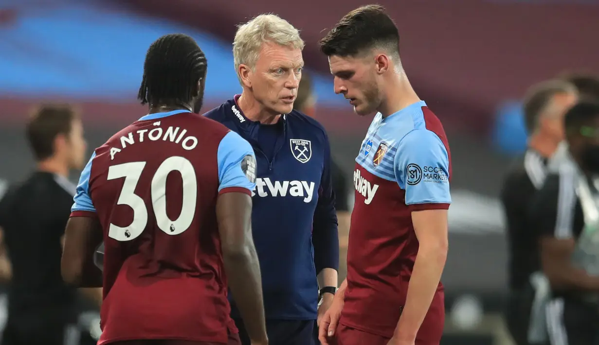 Pelatih West Ham United, David Moyes, memberikan arahan kepada pemainnya saat menghadapi Watford pada laga lanjutan Premier League pekan ke-36 di London Stadium, Sabtu (18/7/2020) dini hari WIB. West Ham menang 3-1 atas Watford. (AFP/Adam Davy/pool)