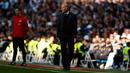 Pelatih Real Madrid, Zinedine Zidane melihat para pemainnya bertanding melawan Alaves pada lanjutan La Liga Spanyol di stadion Santiago Bernabeu (24/2). Madrid menang 4-0 atas Alaves. (AP Photo/Francisco Seco)