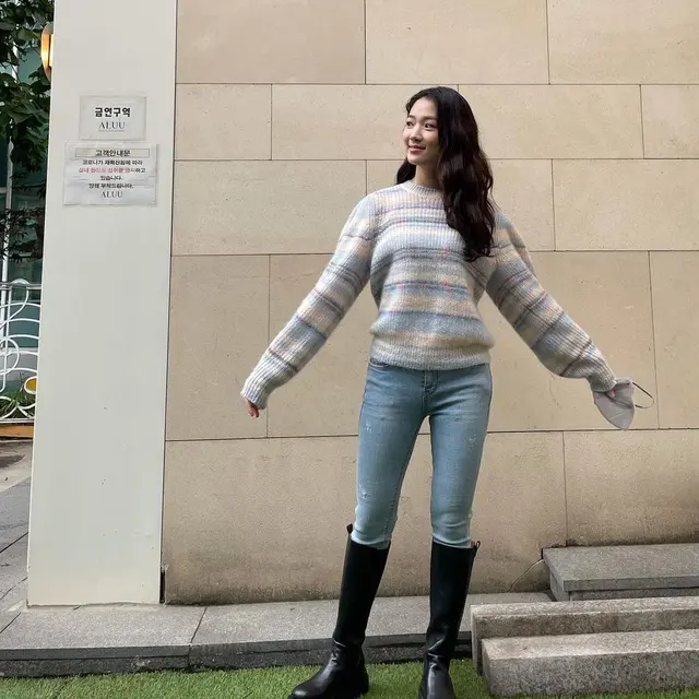 Kim Hye Yoon pakai sweater. (Dok: IG @hye_yoon1110 https://www.instagram.com/p/CWnmW7zJhGS/?igsh=bjJ5dWF5dmF5eG4y)