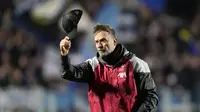 Pelatih Liverpool, Jurgen Klopp, angkat topi untuk Atalanta saat leg kedua babak perempat final yang berlangsung di Gewiss Stadium, Jumat (19/4/2024). The Reds tersingkir dari Liga Europa lantaran kalah agregat dengan skor 1-3. (AP Photo/Antonio Calanni)