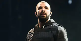 Penampilan Drake pada Wireless Festival 2015 (via digitalspy.co.uk)