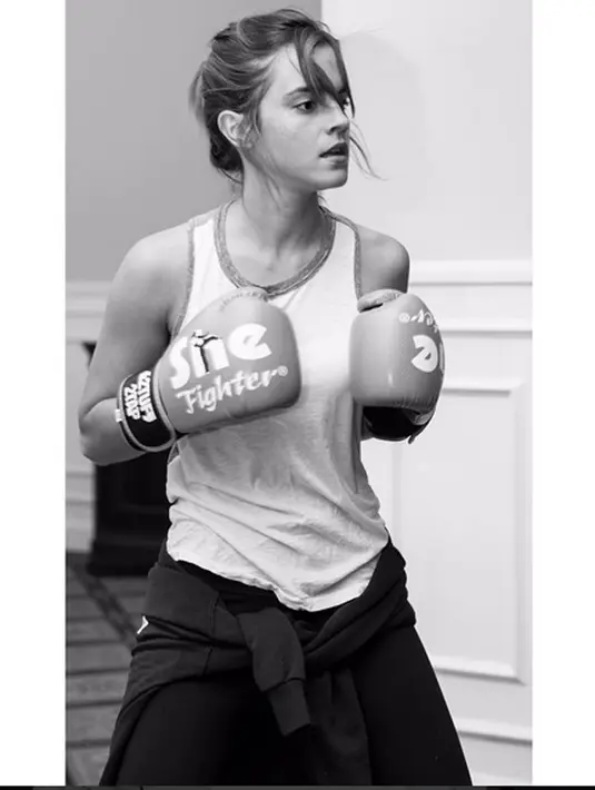 Perjalanan pendidikan Emma di bangku kuliah tak semulus yang dibayangkan, pasalnya ia harus menunda dan mengambil cuti kuliah dikarenakan jadwal syuting yang padat. (Instagram/emmawatson)