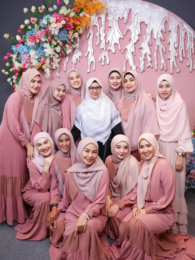 7 Potret Irish Bella Jadi Panitia Kajian Perempuan Tangguh Ini Curi Perhatian