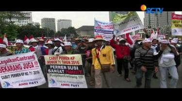 Ribuan nelayan dari sejumlah wilayah berunjuk rasa di Monas, tagih janji Presiden Joko Widodo legalkan cantrang dan turunkan Menteri Susi.