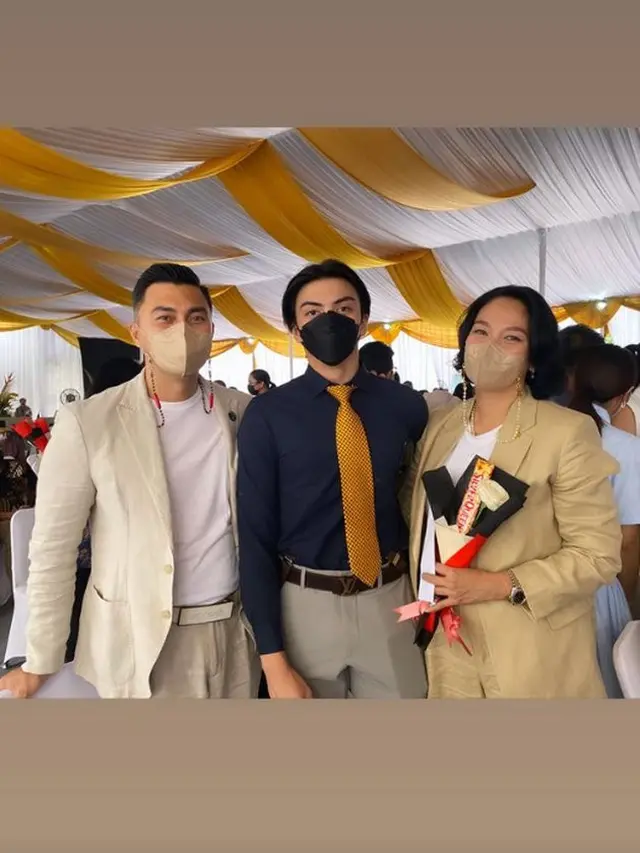 6 Momen Wisuda Arka Anak Anjasmara dan Dian Nitami, Dapat Kado Bantal Anime