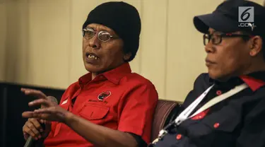 Politikus PDI Perjuangan Aldian Napitupulu (kiri) saat menjadi pembicara dalam serial diskusi dalam rangkaian Kongres V PDIP di Sanur, Bali, Jumat (9/8/2019). Diskusi tersebut membahas Demokrasi Arus Bawah (Perlawanan Terhadap Rezim Otoriter). (Liputan6.com/Johan Tallo)