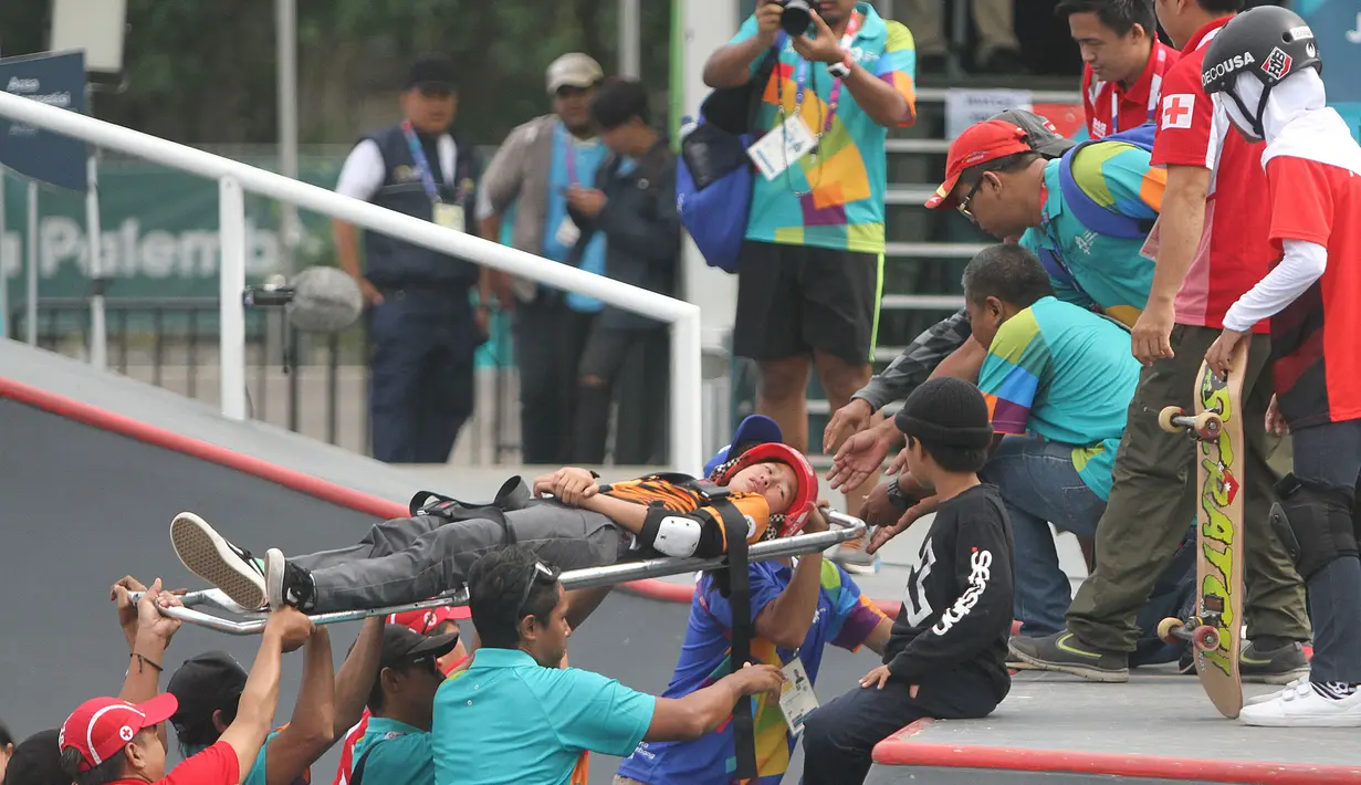 Tim medis mengevakuasi skateboarder Malaysia Christina Grace Lai yang cedera saat melakukan pemanasan jelang final taman putri Asian Games 2018 di arena roller sport Jakabaring, Palembang, Rabu (29/8). (ANTARA FOTO/INASGOC/Rahmad Suryadi)