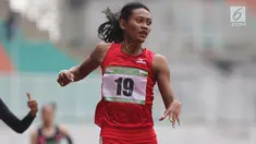 Atlet asal Bali, Dewi Ayu Agung Kurnia saat menyelesaikan lomba lari 400 meter putri senior Kejurnas Atletik U18, U20 dan Senior 2019 di Stadion Pakansari, Kab Bogor, Jumat (2/8/2019). Dewi Ayu Agung Kurnia meraih posisi pertama dengan catatan waktu 55,56 detik. (Liputan6.com/Helmi Fithriansyah)
