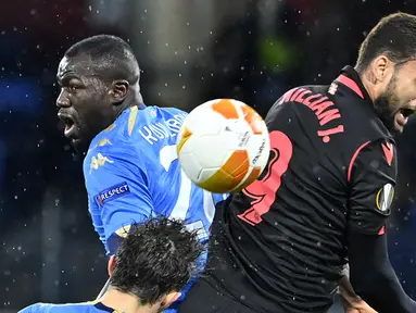 Bek Napoli, Kalidou Koulibaly (kiri), berduel udara dengan striker Real Sociedad, Willian Jose, dalam laga lanjutan Liga Europa 2020/21 Grup F di Diego Armando Maradona Stadium, Kamis (10/12/2020). Napoli bermain imbang 1-1 dengan Real Sociedad. (AFP/Alberto Pizzoli)