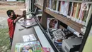 Seorang anak membaca buku di Perpustakaan Keliling kawasan Jatinegara, Jakarta, Rabu (29/9/2021). Mobil Perpustakaan Keliling yang difasilitasi Dinas Perpustakaan dan Kearsipan DKI itu merupakan sarana dan upaya pemerintah dalam meningkatkan minat baca anak sejak dini. (merdeka.com/Iqbal S Nugroho)