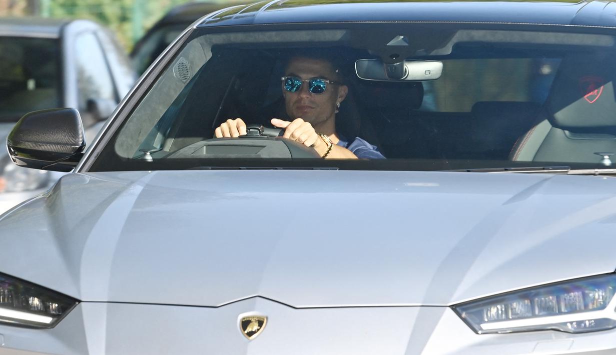 FOTO: Gaya Cristiano Ronaldo Kendarai Lamborghini Saat Hadiri Latihan MU -  Foto 
