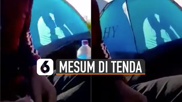 Dua sejoli yang berada di tenda biru muda nampak berciuman..