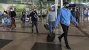 Suporter Manchester City berjalan di bandara di Porto, Portugal (28/5/2021). Klub Inggris Manchester City dan Chelsea akan memainkan final Liga Champions di stadion Dragao di Porto pada Sabtu malam atau Minggu (30/5/2021) dini hari. (AP Photo/Luis Vieira)