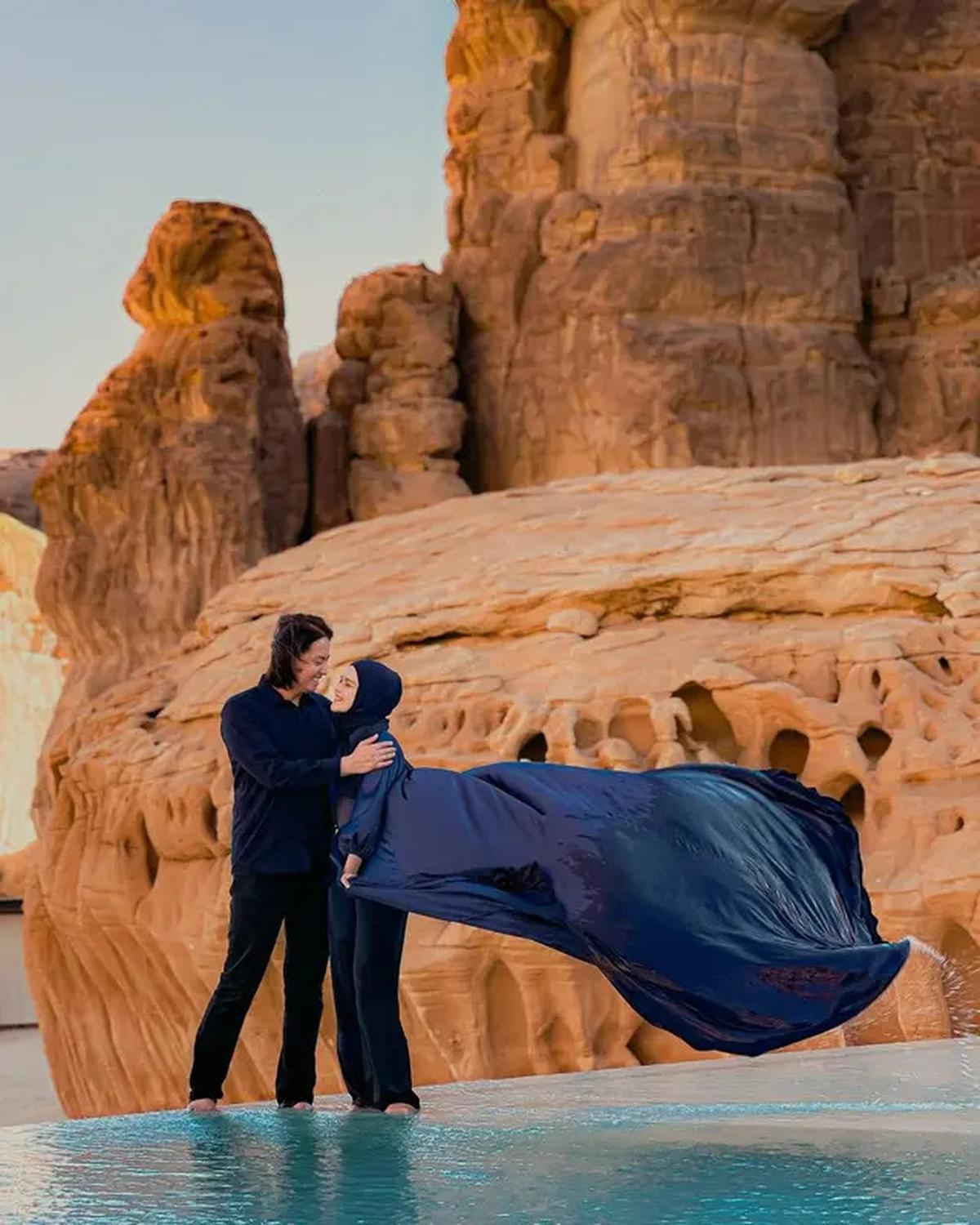6 Gaya Keluarga Good Looking Roger Danuarta dan Cut Meyriska Lakoni Pemotretan di Al Ula, Kompak Serba Biru