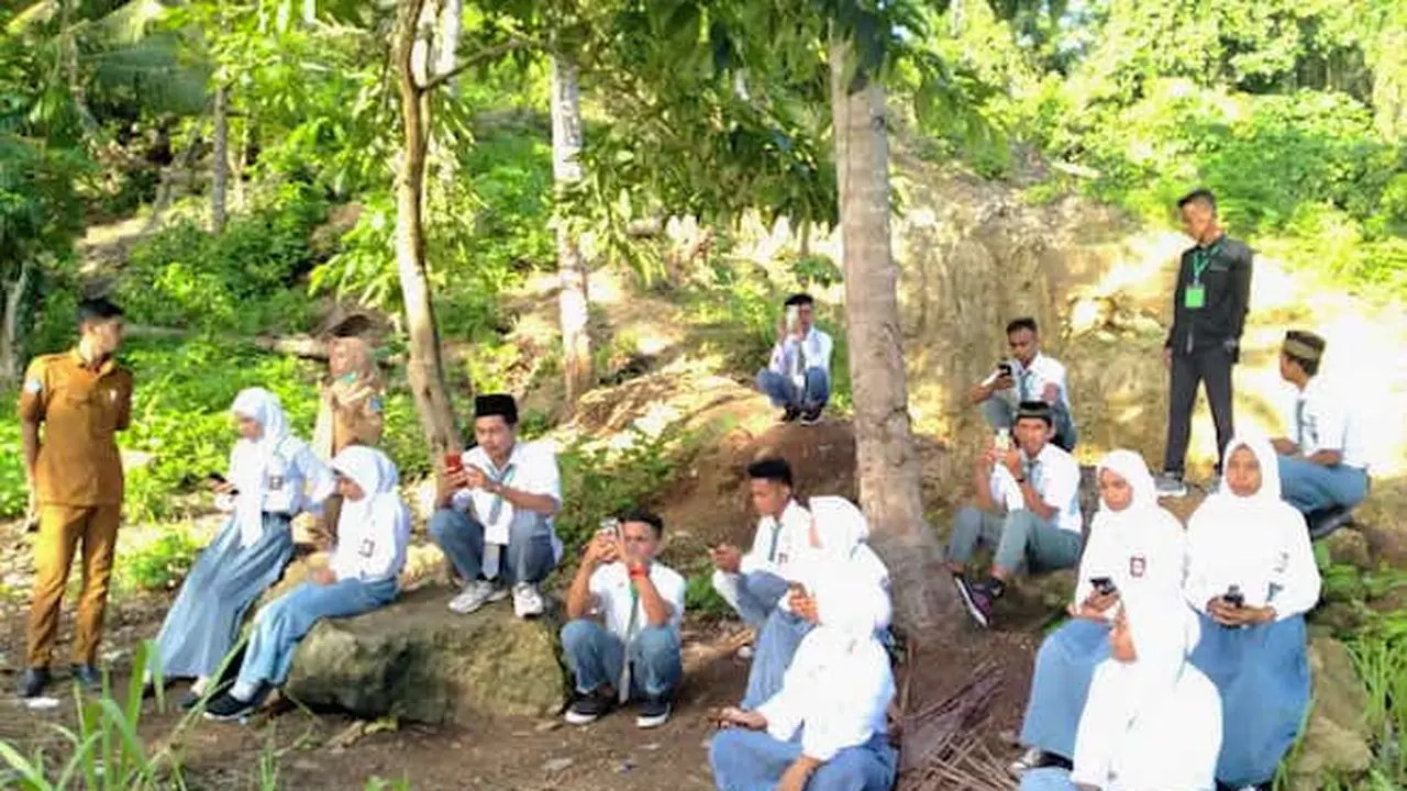 Prihatin Liat Para Siswa di Halmahera yang Sulit Mengakses Internet Saat US