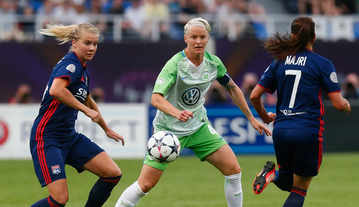Pemain Wolfsburg, Nilla Fischer (tengah) berusaha merebut bola dalam final Liga Champions Wanita antara Lyon dan Wolfsburg di Stadion Valeriy Lobanovskiy, Kiev, Ukraina, Kamis (24/5). (AP Photo/Efrem Lukatsky)