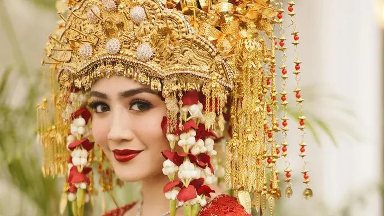 6 Pesona Glamor Febby Rastanty dalam Balutan Adat Palembang di Resepsi Pernikahan, Gemulai Menari Pagar Pengantin