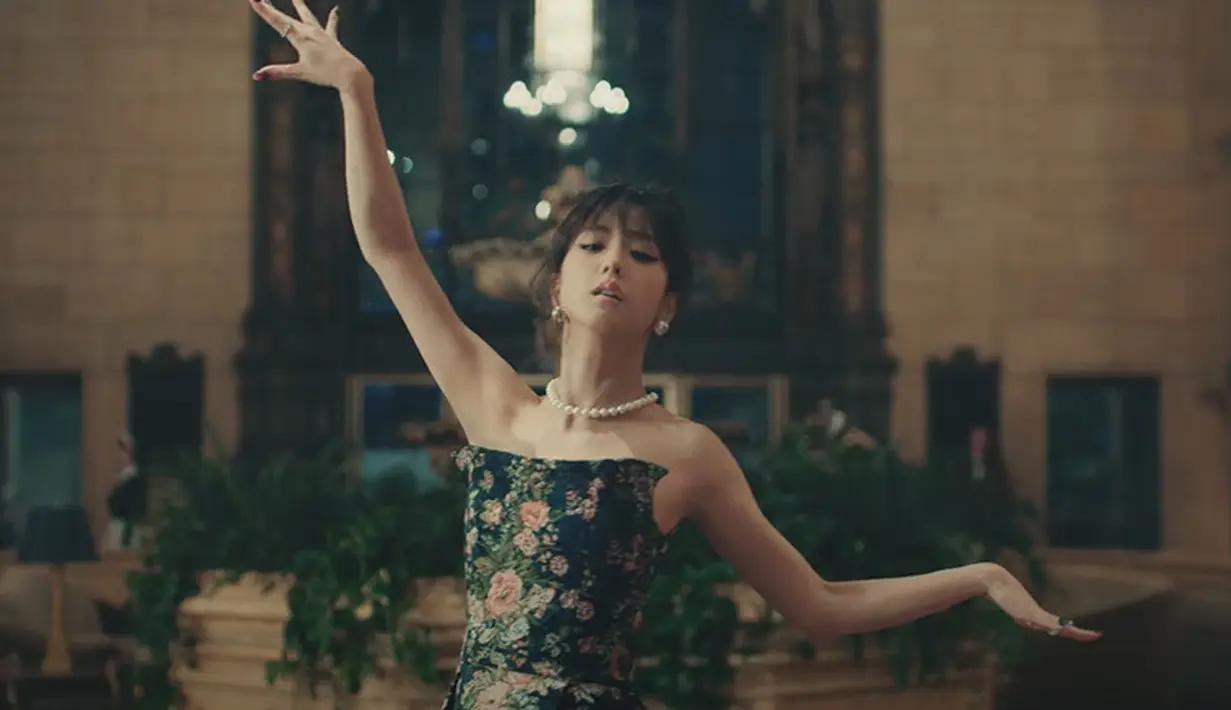 Tube gown bermotif floral ini rupanya garapan merek asal Paris, LEE y. LEE y [Tangkapan layar YouTube]