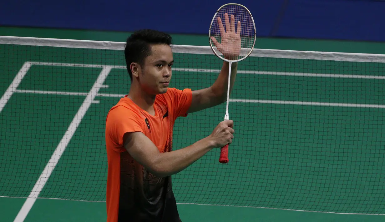 Tunggal putra Indonesia, Anthony Ginting  menyapa penonton usai melawan Soong Joo Ven pada final beregu SEA Games 2019 di Multinlupa Sport Center, Rabu (4/12). Ginting menang 13-21, 21-15, dan 21-18. (Bola.com/M Iqbal Ichsan)
