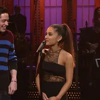 Pete Davidson sepertinya menyukai Ariana saat manggung. Ia pernah mengunggah foto Ariana Grande saat tengah perform dan memuji tunangannya tersebut. (Youtube)