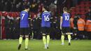 Pemian Tottenham Hotspur, Son Heung-min, Arnaut Danjuma dan Harry Kane meninggalkan lapangan dengan kekecewaan setelah ditaklukkan Sheffield United pada laga Piala FA di Stadion Bramall Lane, Kamis (2/3/2023). (AP Photo/Rui Vieira)