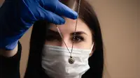 Liontin virus corona COVID-19 jadi perhiasan yang laris di Rusia (Dok.Instagram/@dr_vorobev/https://www.instagram.com/p/B-XRgEhDvrI/Komarudin)