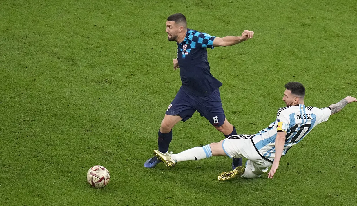 <p>Gelandang Kroasia, Mateo Kovacic berduel memperebutkan bola dengan penyerang Argentina, Lionel Messi selama pertandingan semifinal Piala Dunia 2022 di Stadion Lusail di Lusail, Qatar, Rabu (14/12/2022). Argentina berhasil lolos ke final setelah menang telak atas Kroasia dengan skor 3-0. (AP Photo/Pavel Golovkin)</p>