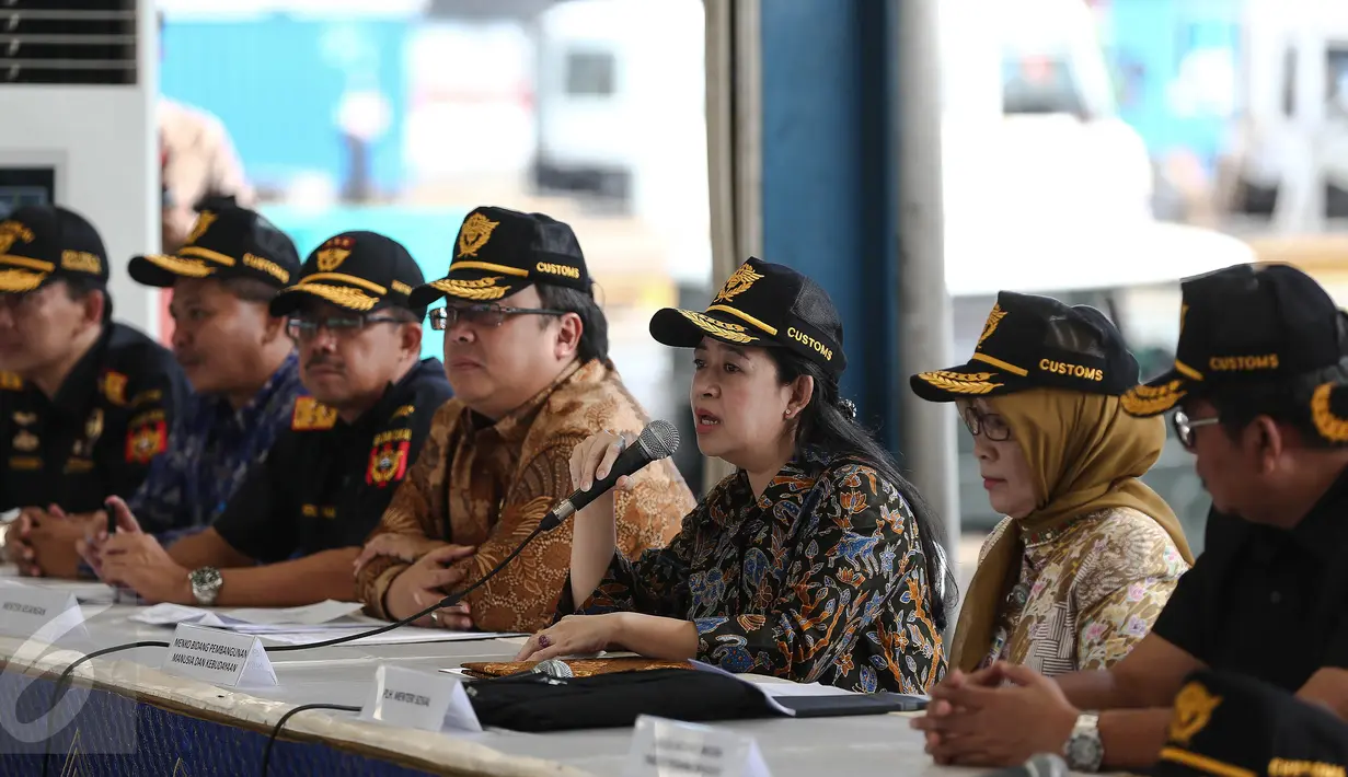 Menko PMK Puan Maharani saat konferensi pers hibah barang milik negara di Tanjung Priok, Jakarta, Kamis (30/6). Bea Cukai Kementerian Keuangan menghibahkan 21,8 ton daging sapi sitaan asal Australia kepada masyarakat miskin. (Liputan6.com/Faizal Fanani)