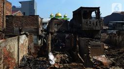 Warga membesihkan sisa barang dalam rumah yang terbakar di RW 02, Kelurahan Bidari Cina, Jakarta, Selasa (22/10/2019). Belum diketahui penyebab dari kebakaran yang menghanguskan pemukiman padat penduduk tersebut. (merdeka.com/Imam Buhori)