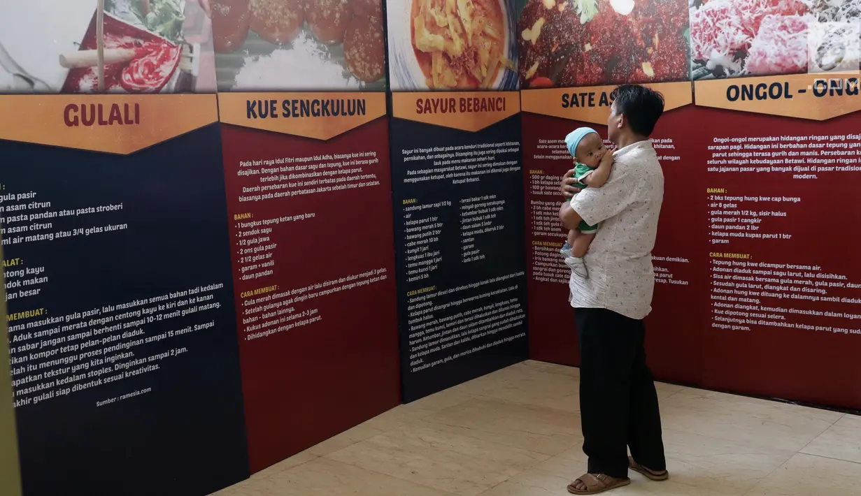 Pengunjung melihat resep makanan khas Betawi di salah satu sudut Museum Betawi, kawasan Setu Babakan, Jakarta, Minggu (23/6/2019). Dalam rangka perayaan HUT ke-492 Jakarta beragam acara kebudayaan khas betawi digelar di kawasan Setu Babakan, Jakarta. (Liputan6.com/Helmi Fithriansyah)